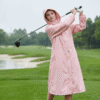 golfer sử dụng áo mưa golf nữ khi swing
