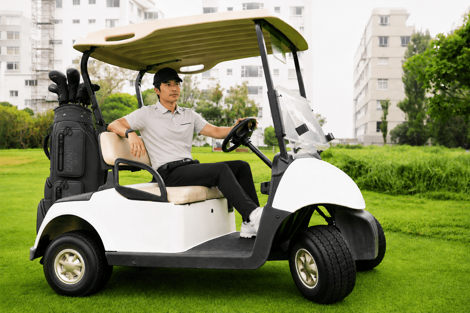 Bộ Túi Gậy Golf Và Túi Đựng Quần Áo | Dennis Golf Golfer ngồi trên xe golf sử dụng túi gậy golf Dennis