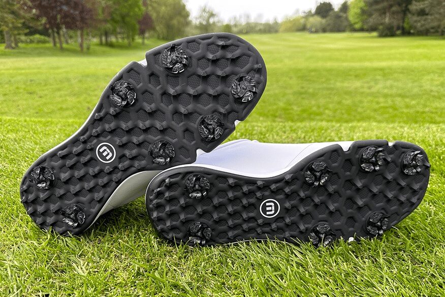 Giày golf có đính bám tốt hơn khi sân trơn