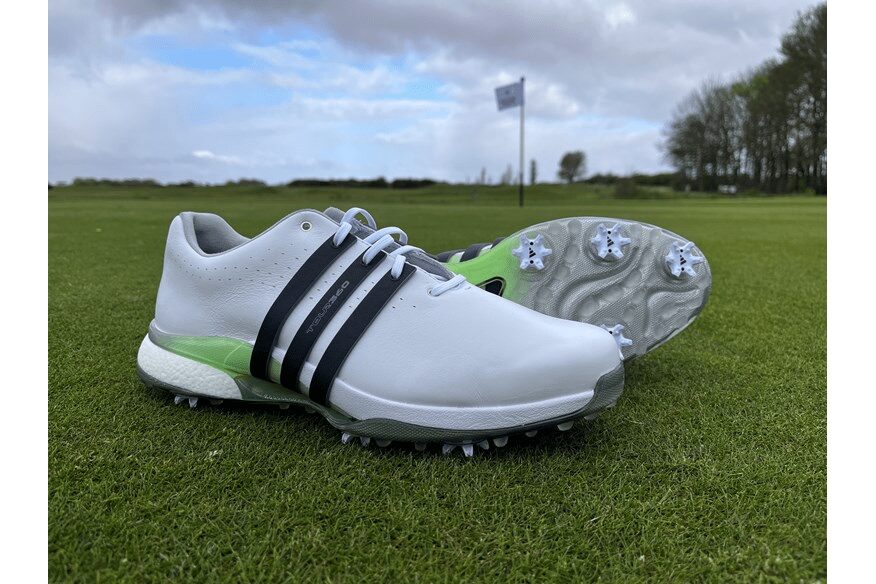 Giày golf không đinh bền lâu hơn