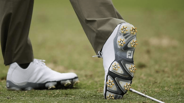 Giày golf có đính bám tốt hơn khi thời tiees xấu