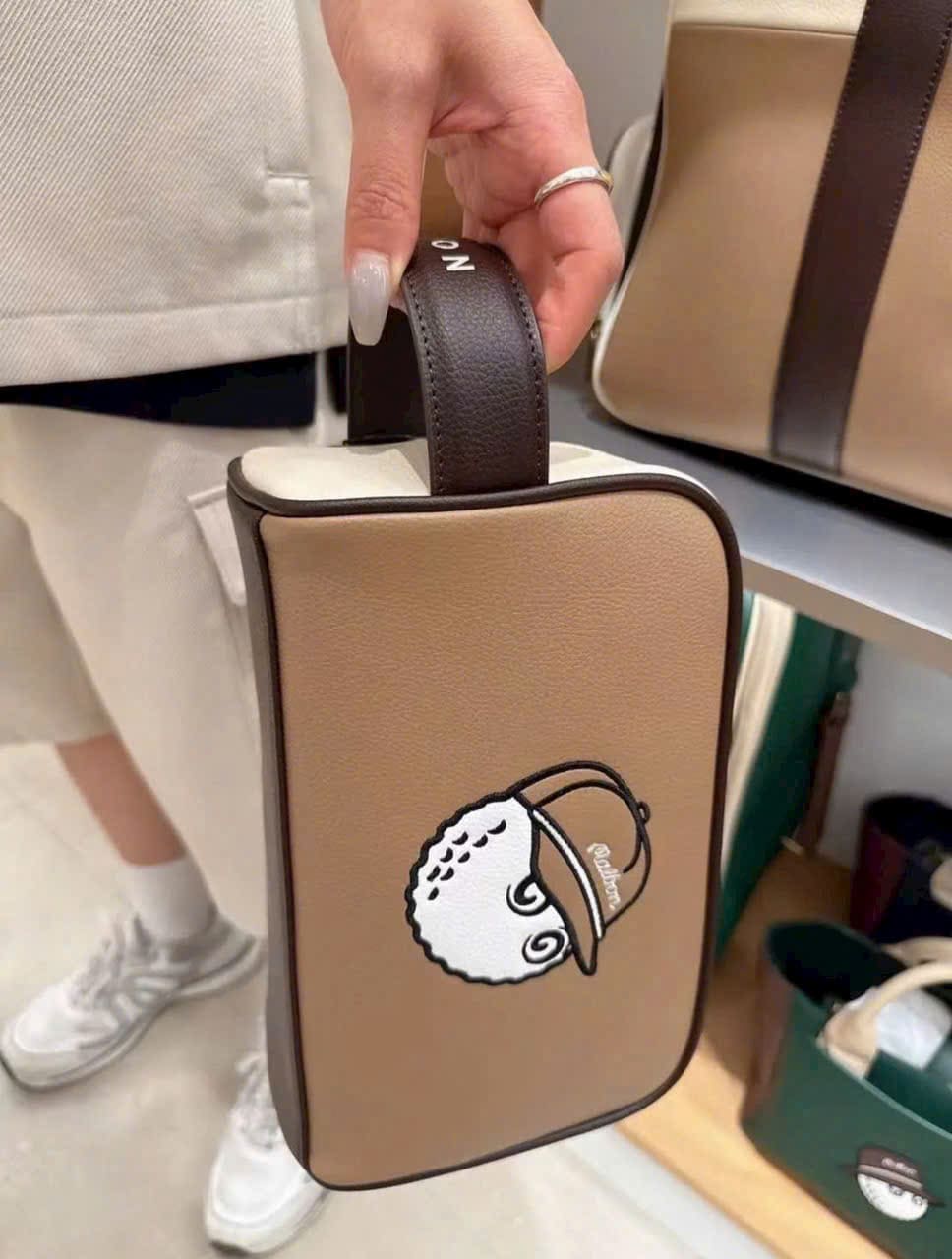 Túi Clutch Cầm Tay Màu Khối | Malbon Ảnh sản phẩm số 3 túi golf cầm tay màu khối Malbon