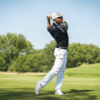 golfer sử dụng giày Cole Haan golf màu trắng để swing