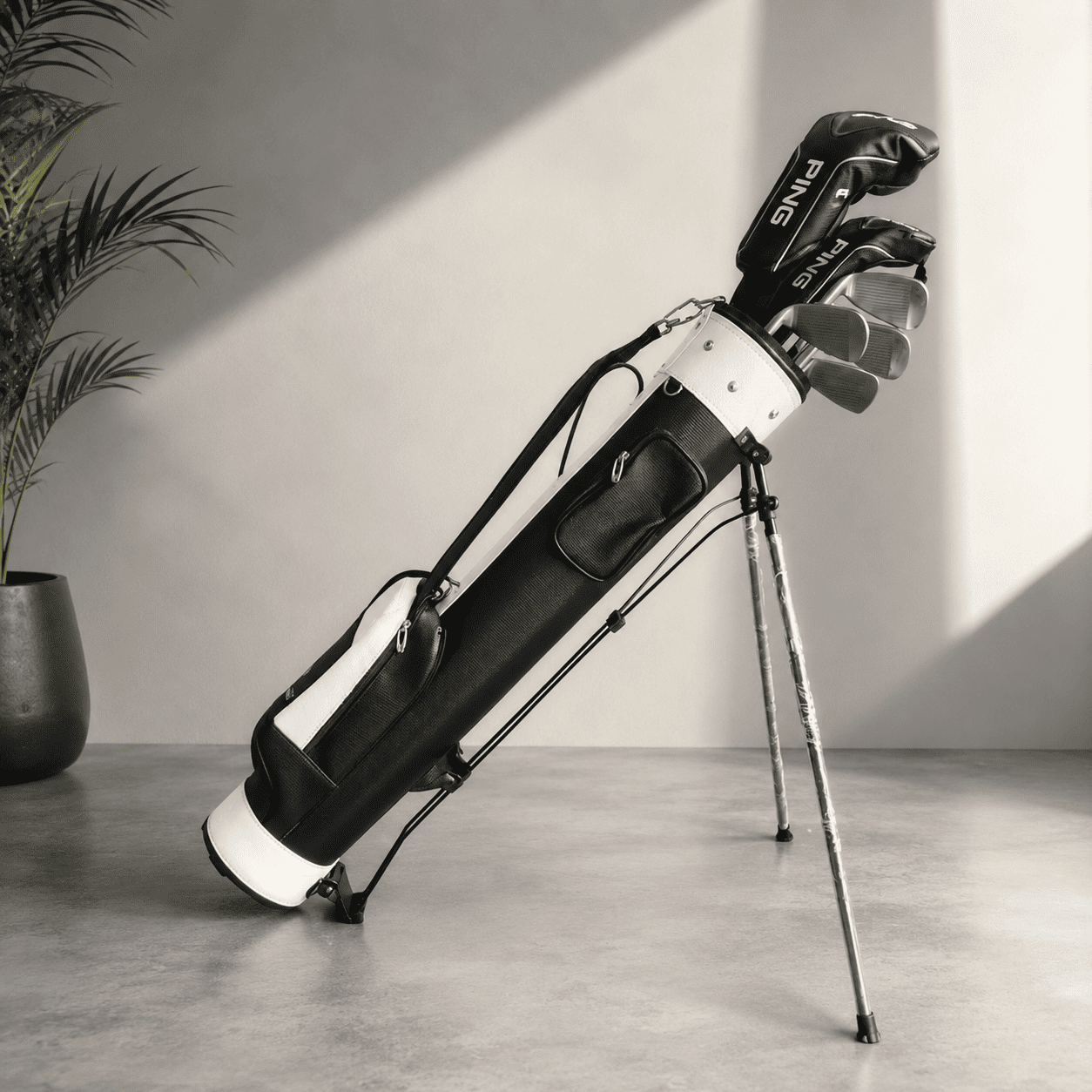 Túi Tập Golf Có Chân Chống Gọn Nhẹ Sunday Bag | Ping Ảnh sản phẩm số 3 túi tập golf có chân chống gọn nhẹ sunday bag Ping màu trắng đen